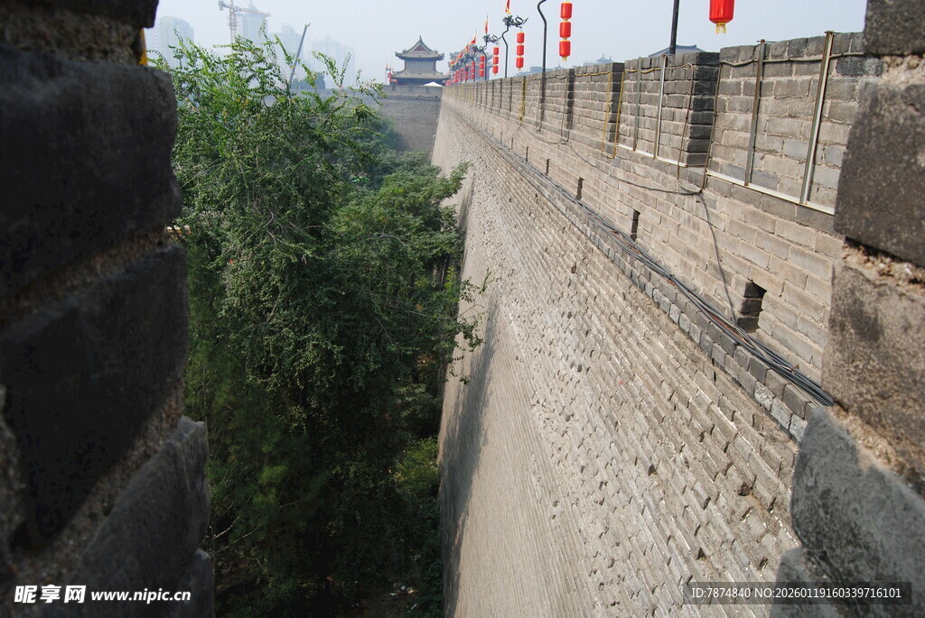 俯瞰古老城墙及周边景色