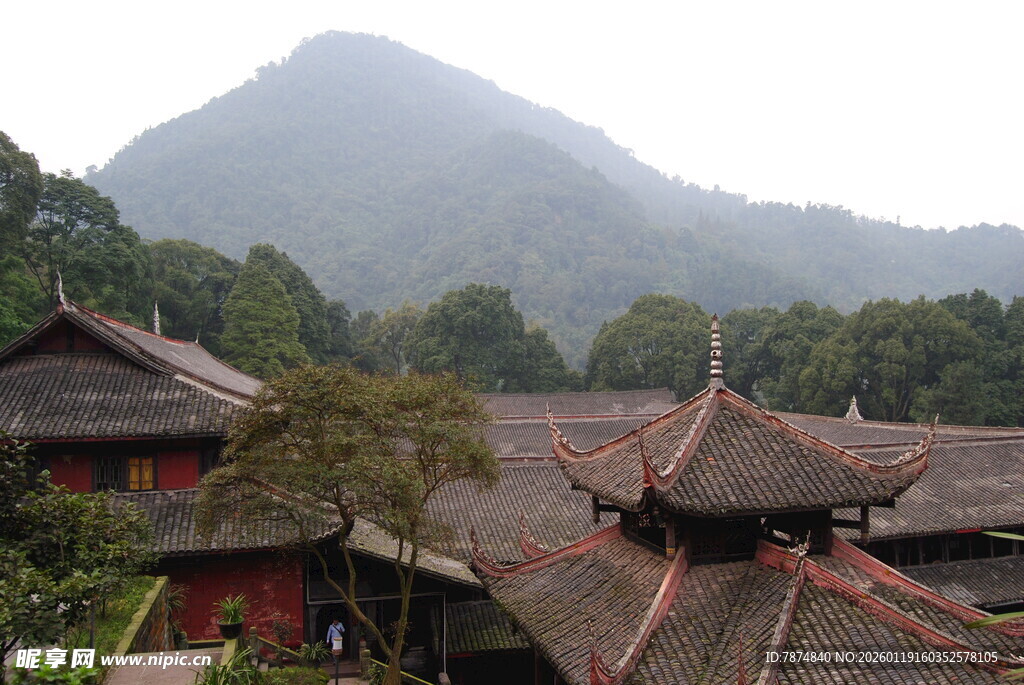 古建群映于青山绿树间