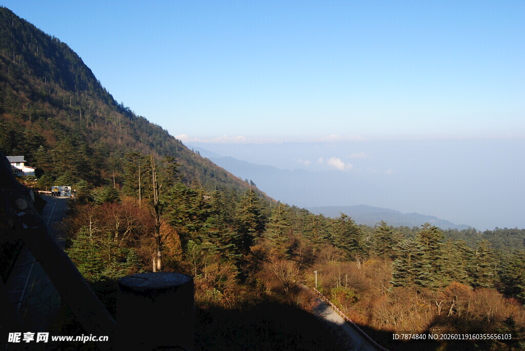 山间秋景 远眺云海风光