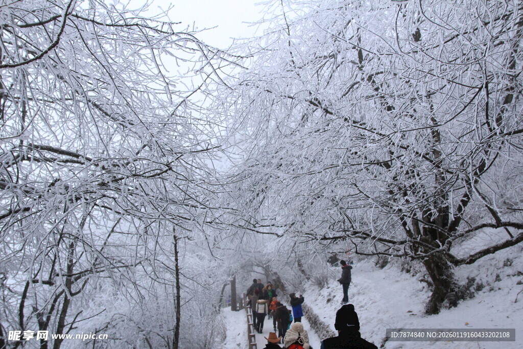 雪中山间行人漫步