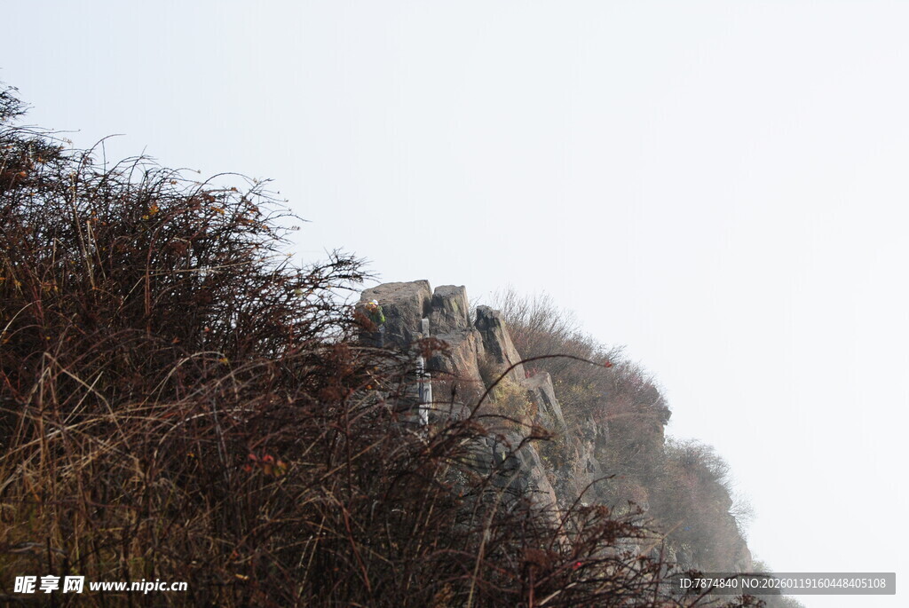 陡峭山峰与稀疏植被