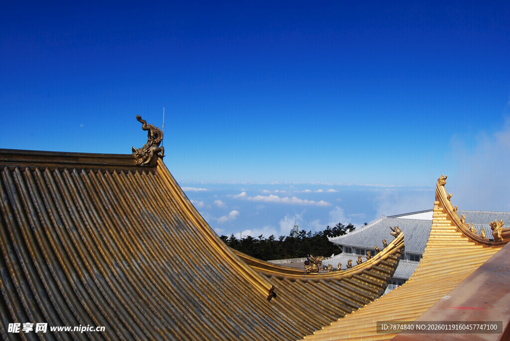 古建屋顶与蓝天美景