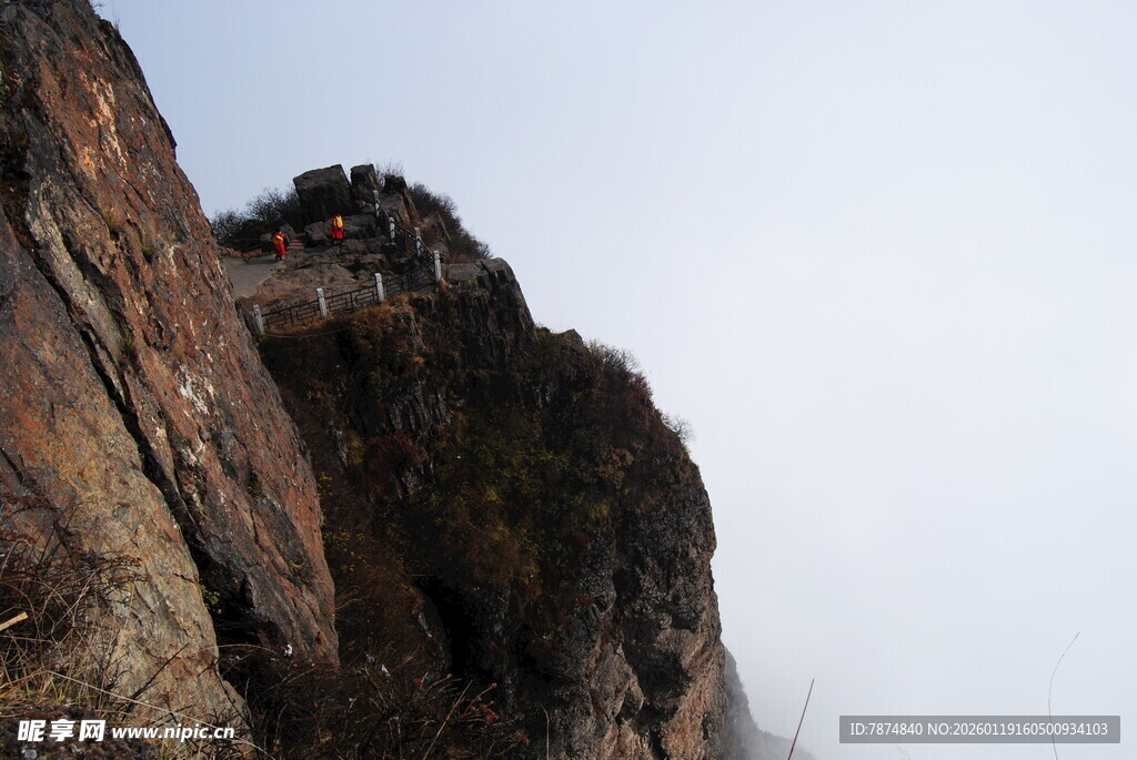 云雾缭绕的险峻山峰
