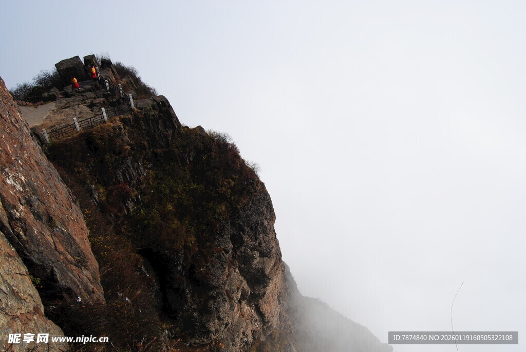 云雾缭绕的险峻山峰