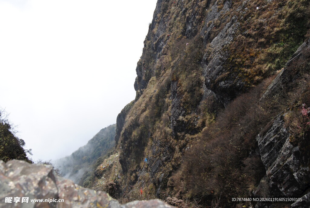 险峻山间景色