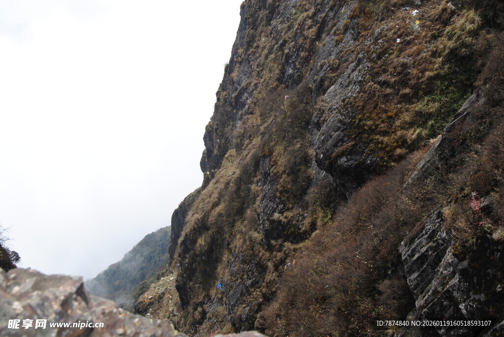 陡峭嶙峋的山间崖壁