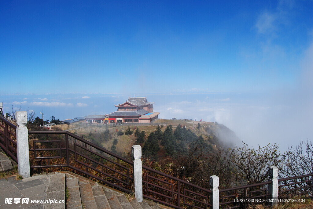 山顶楼阁云雾缭绕美景
