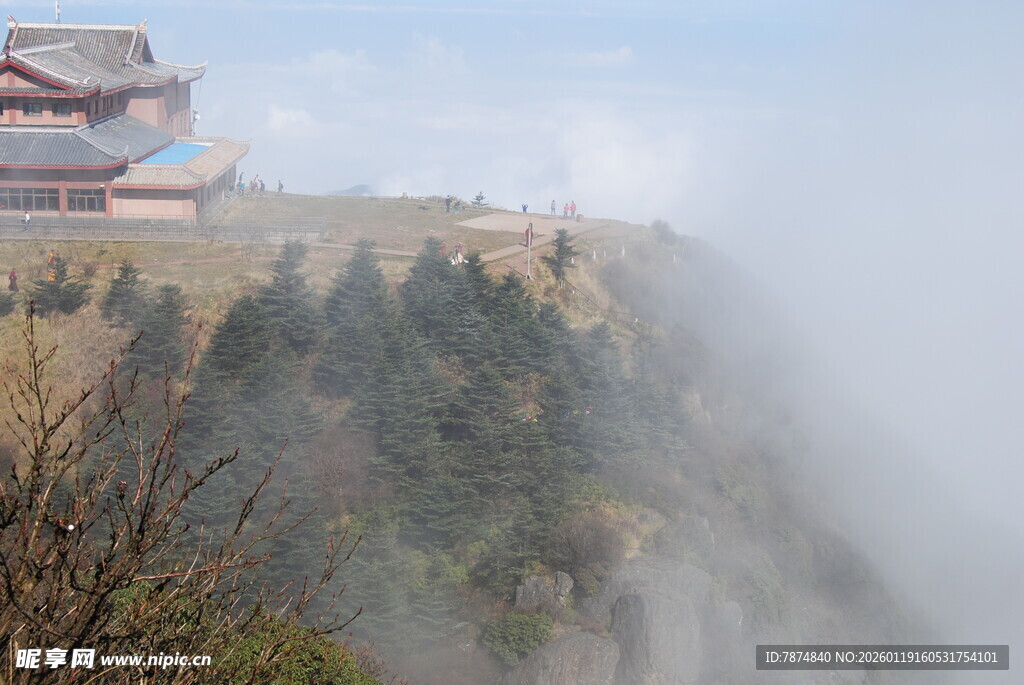 云雾缭绕的山间建筑景观