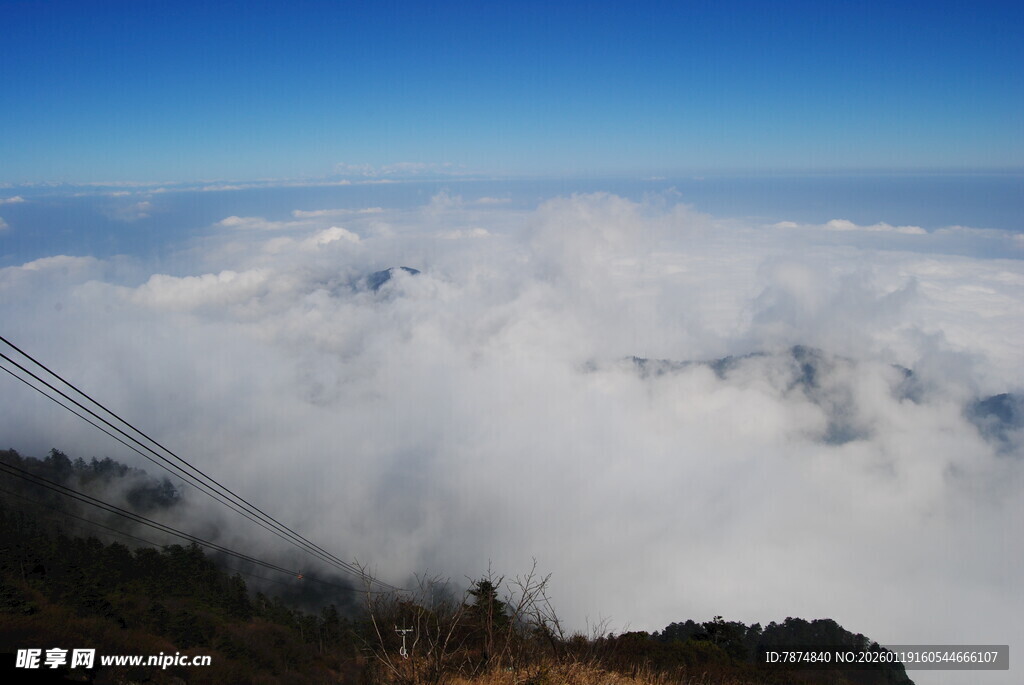 云海之上的壮美山景