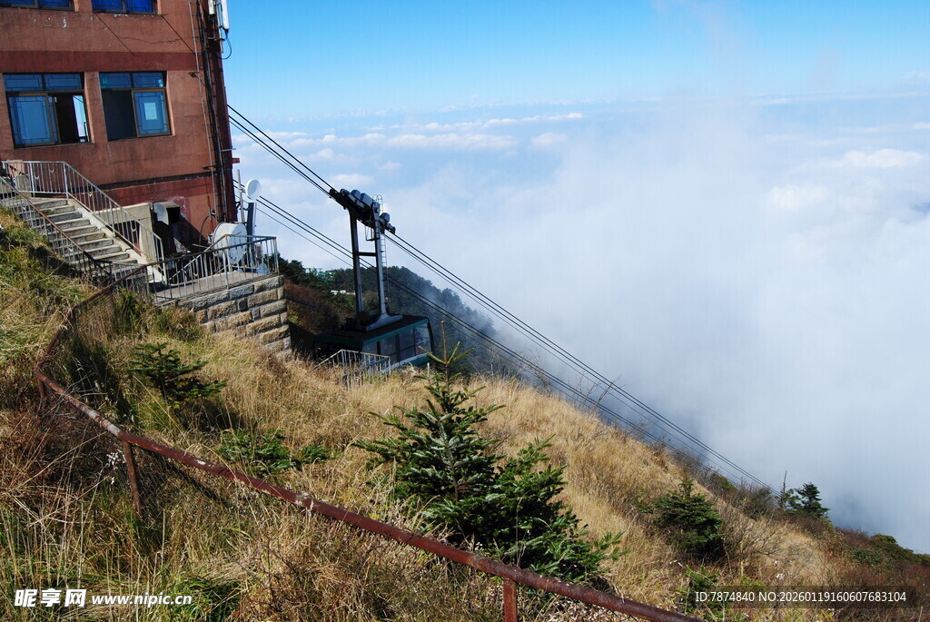 高山云雾中的小屋景观