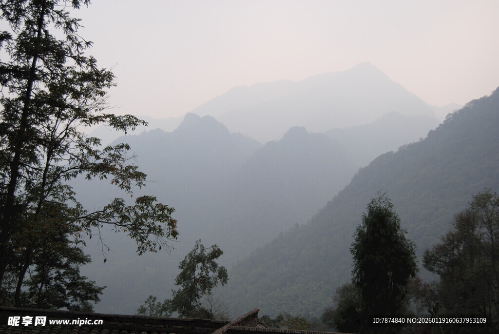 山间朦胧景致