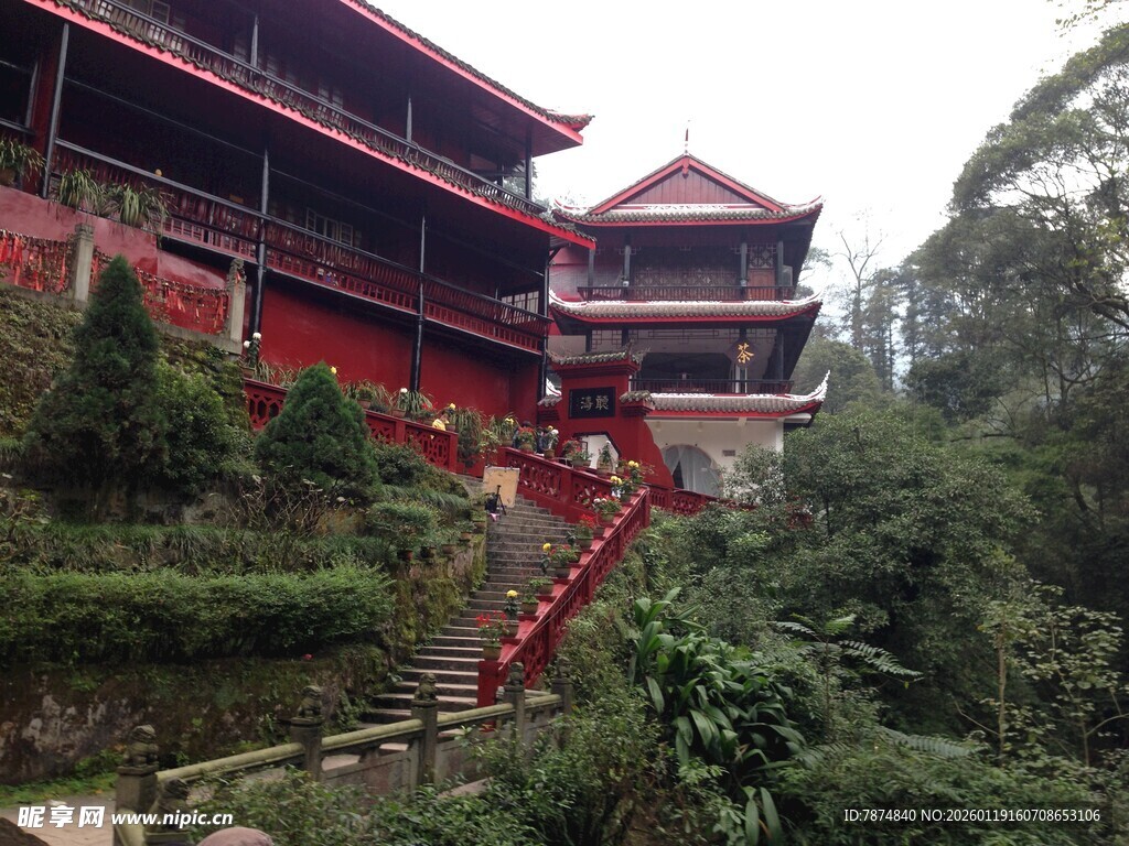 山间红墙古建 景致清幽