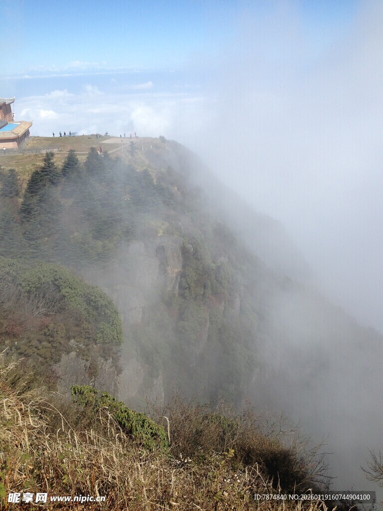 山间云雾缭绕的壮美景色