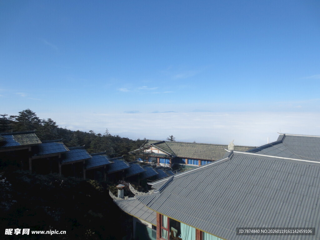 屋顶视角下的蓝天景致