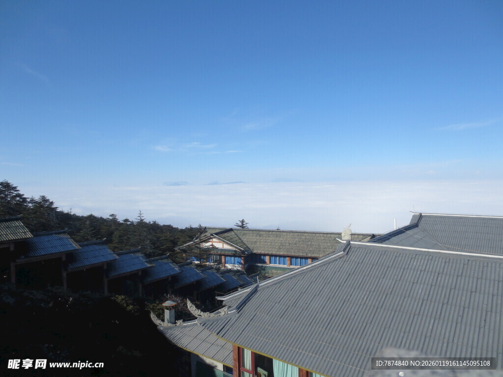 中式屋顶景观 蓝天相伴