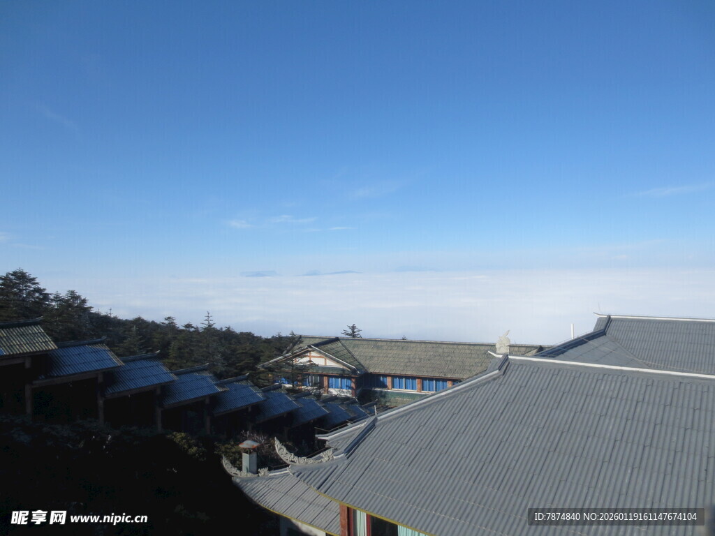 屋顶视角下的蓝天雪景
