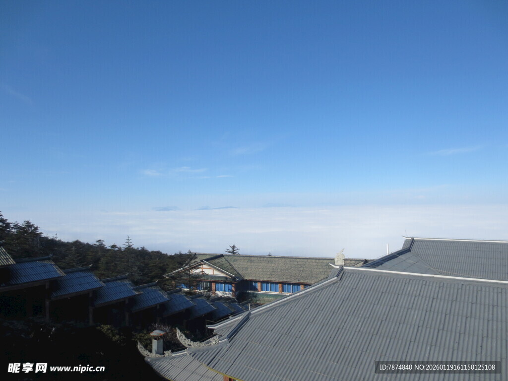 中式屋顶与蓝天景致
