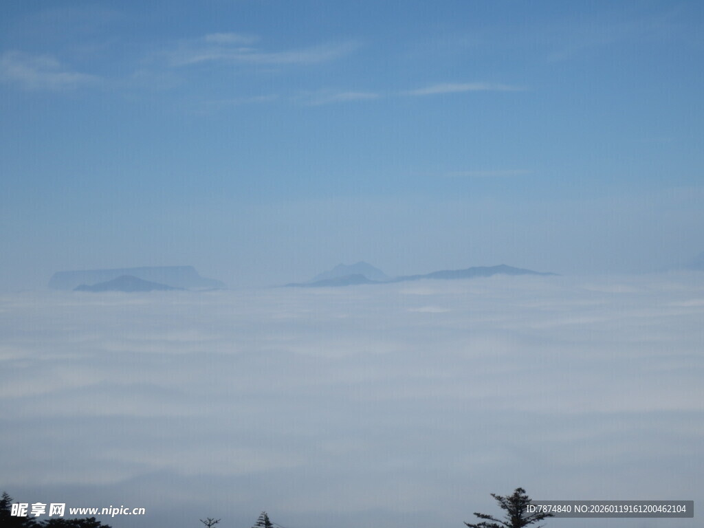 云海之上的蓝天美景