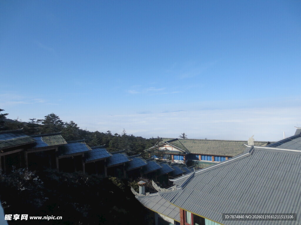 屋顶视角下的蓝天与建筑
