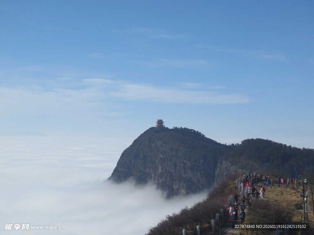 云海中的山峦美景