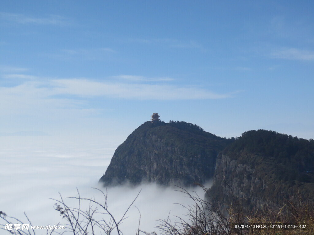 山巅云海中的孤独建筑