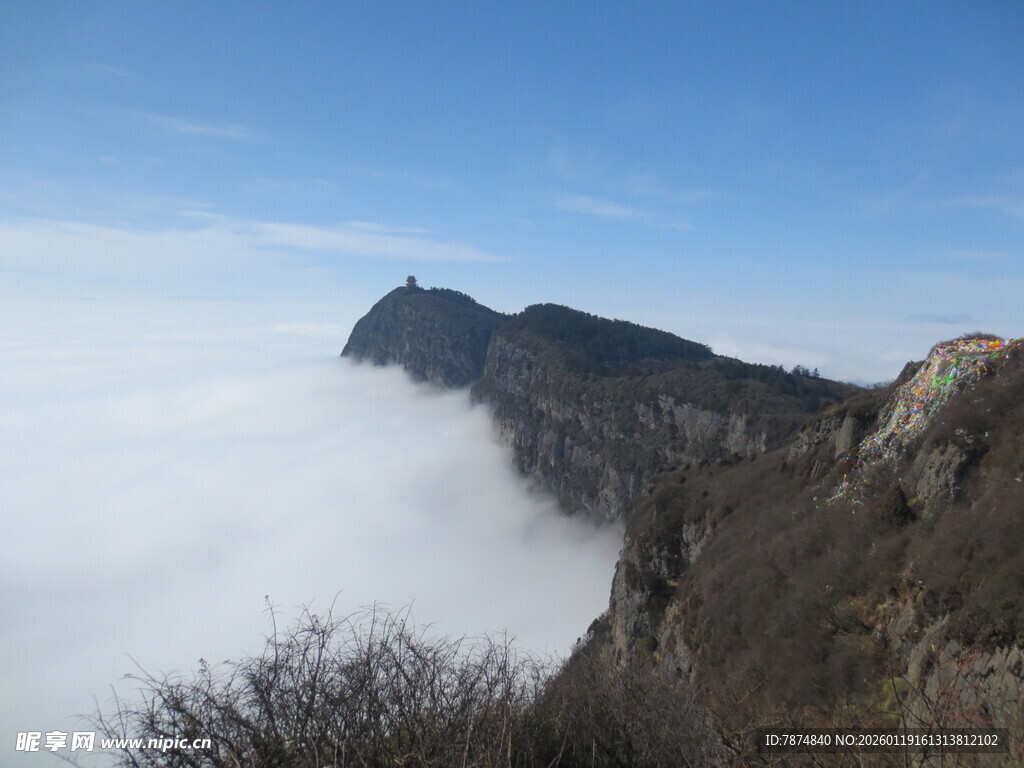 山巅云海壮丽景观