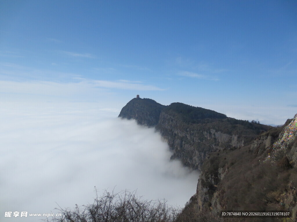 云海中的巍峨山峰