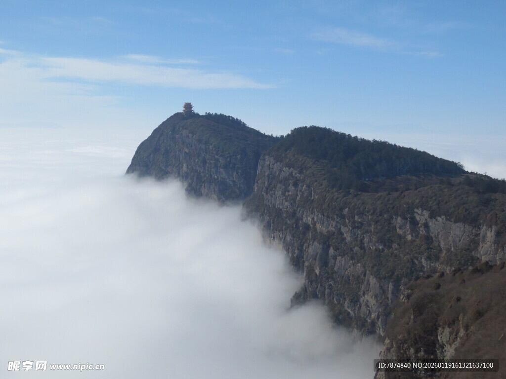 云海中的巍峨山峰