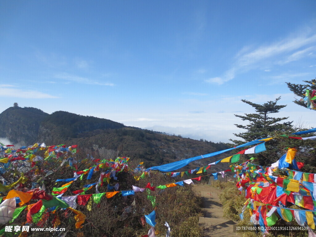 山间五彩经幡装点美景
