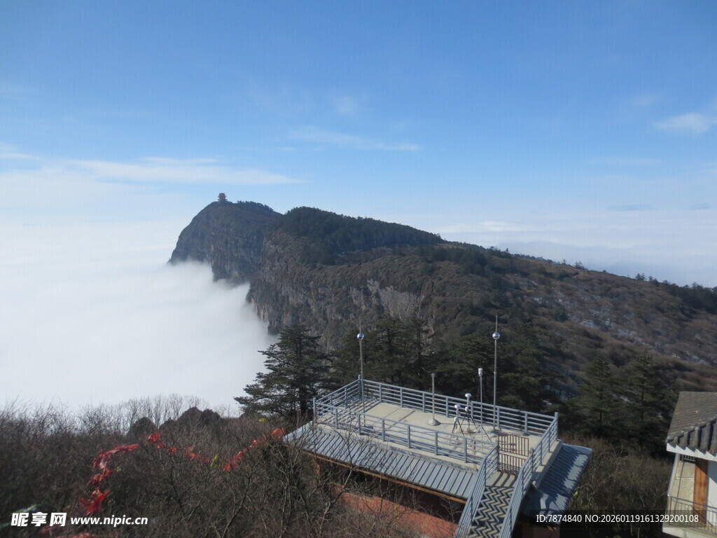 山巅云海中的小屋