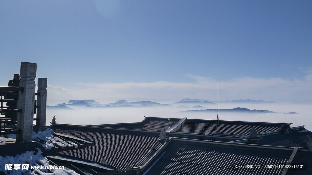 雪后屋顶与远处云海景观
