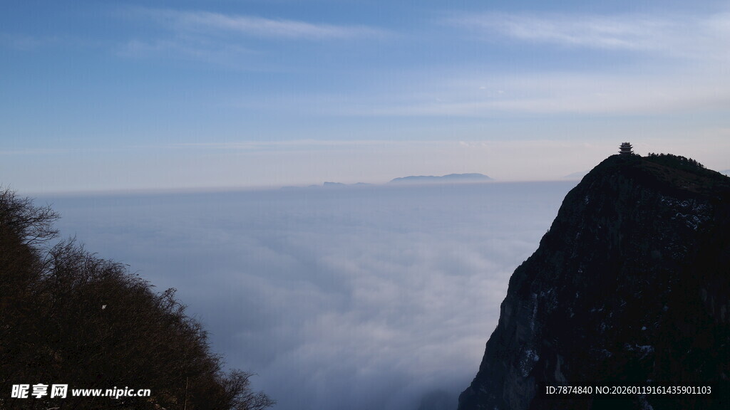 云海中的巍峨山峰