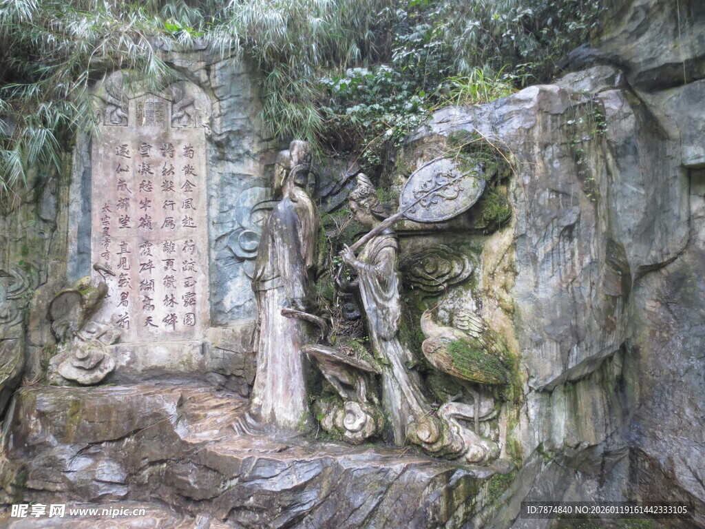 山林中的石刻与古朴雕像