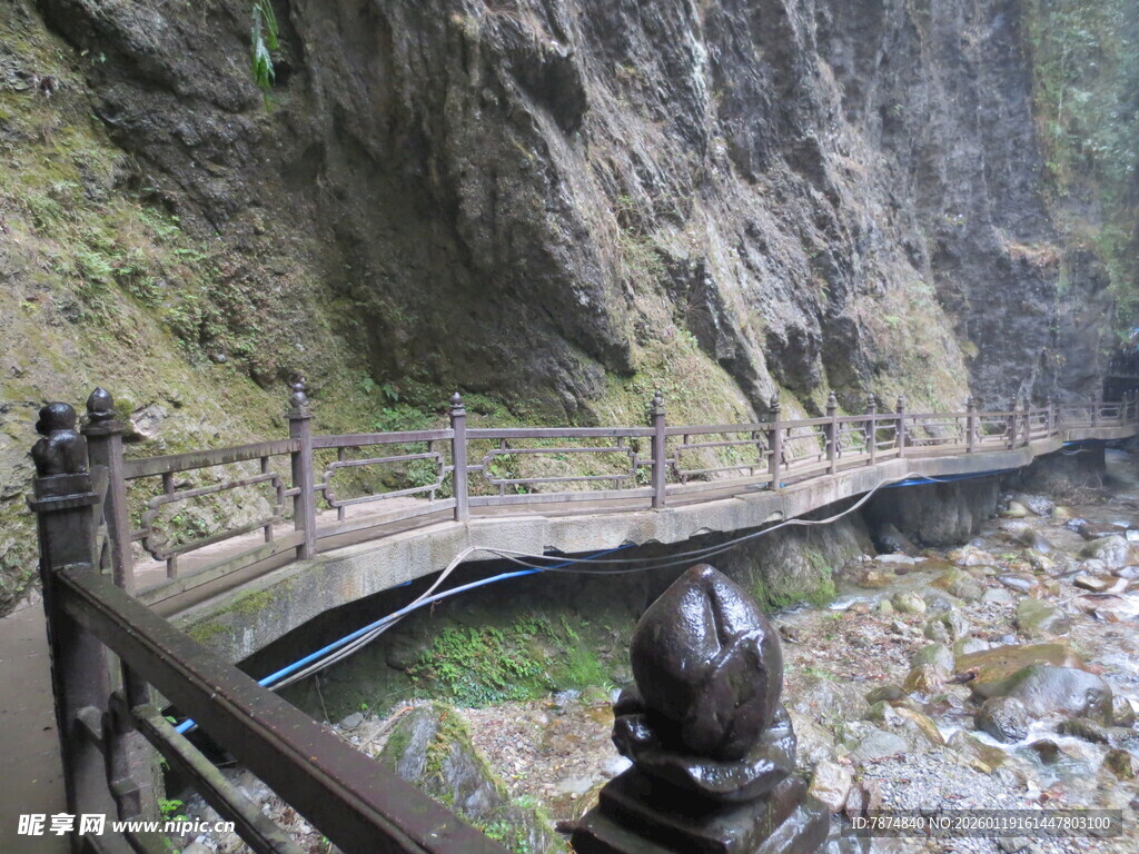 山间栈道伴溪流美景