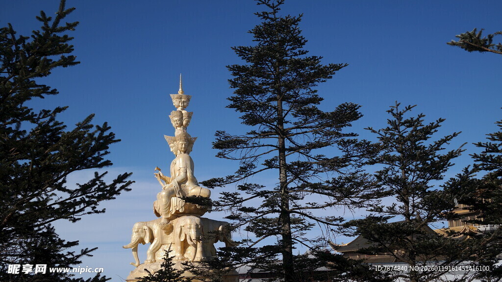 林中金色雕塑
