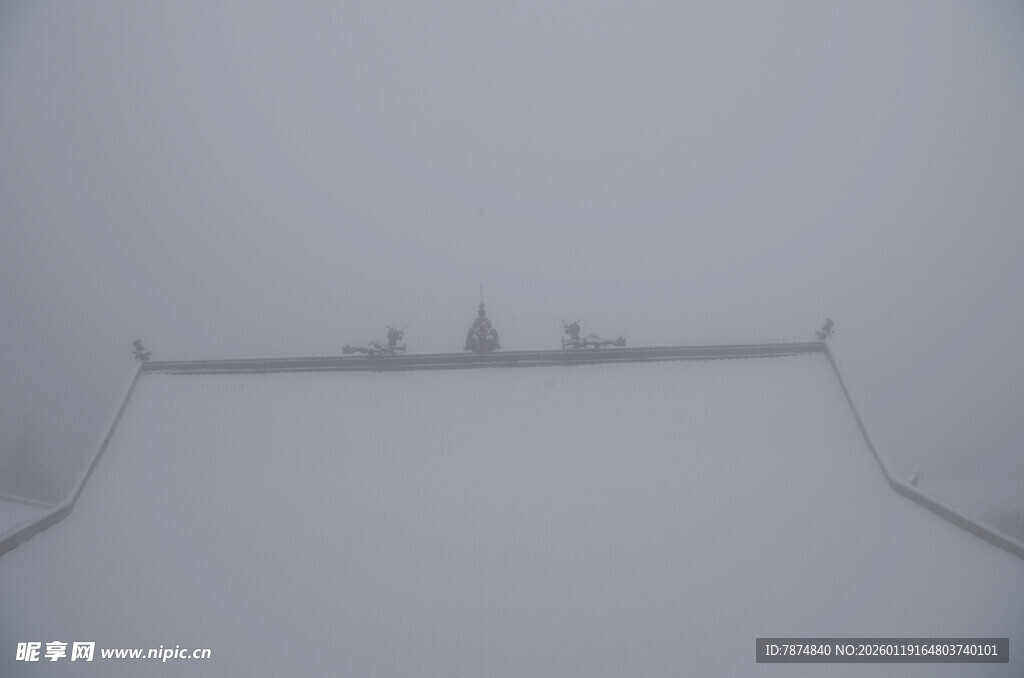 雪覆屋顶景象