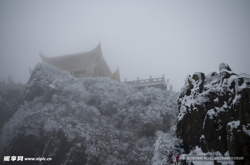 雪覆古建 雾中静谧之景