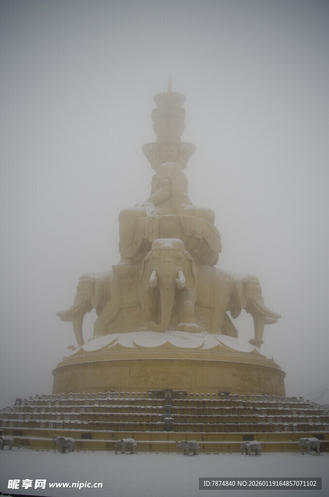 雪中大象雕塑景观