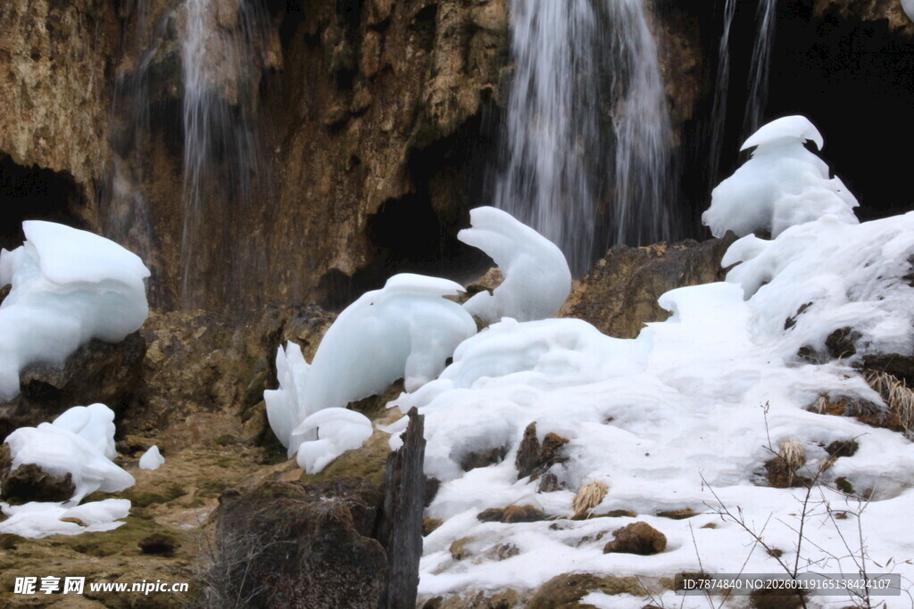 冬日冰雪覆盖的山间瀑布