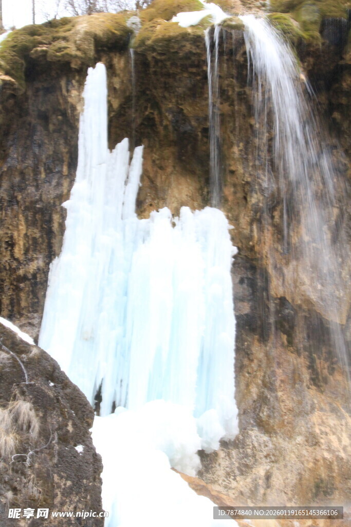 冬日冰瀑奇观