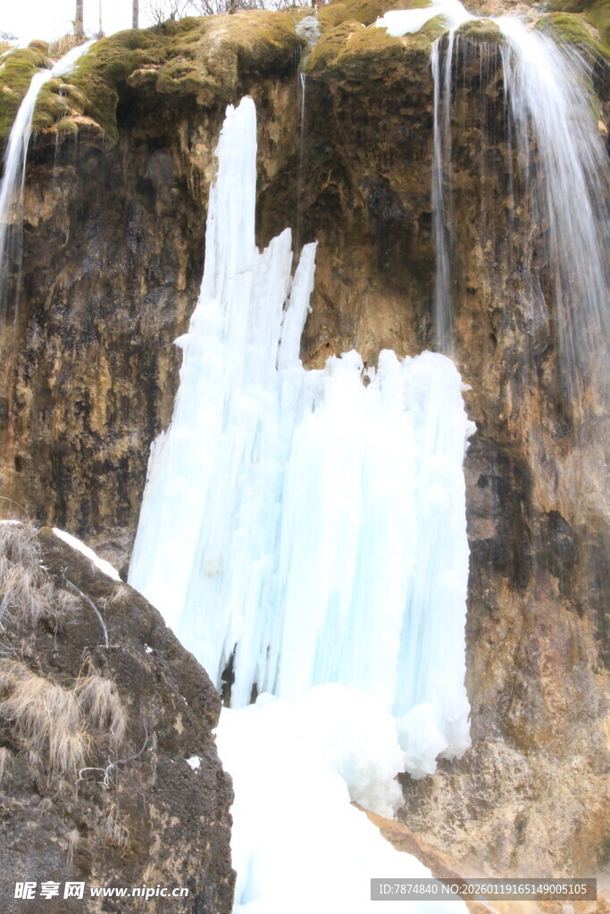 山间冰瀑奇观