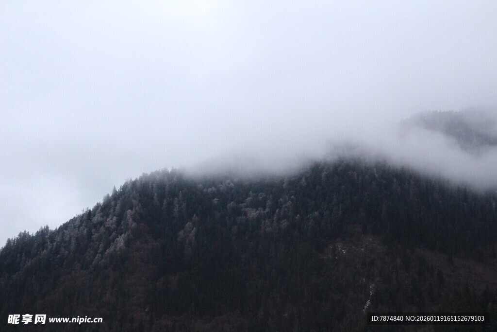 云雾缭绕的山峦