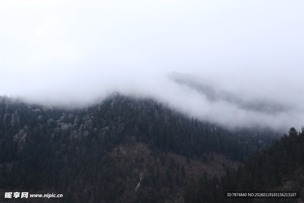云雾缭绕的山峦美景