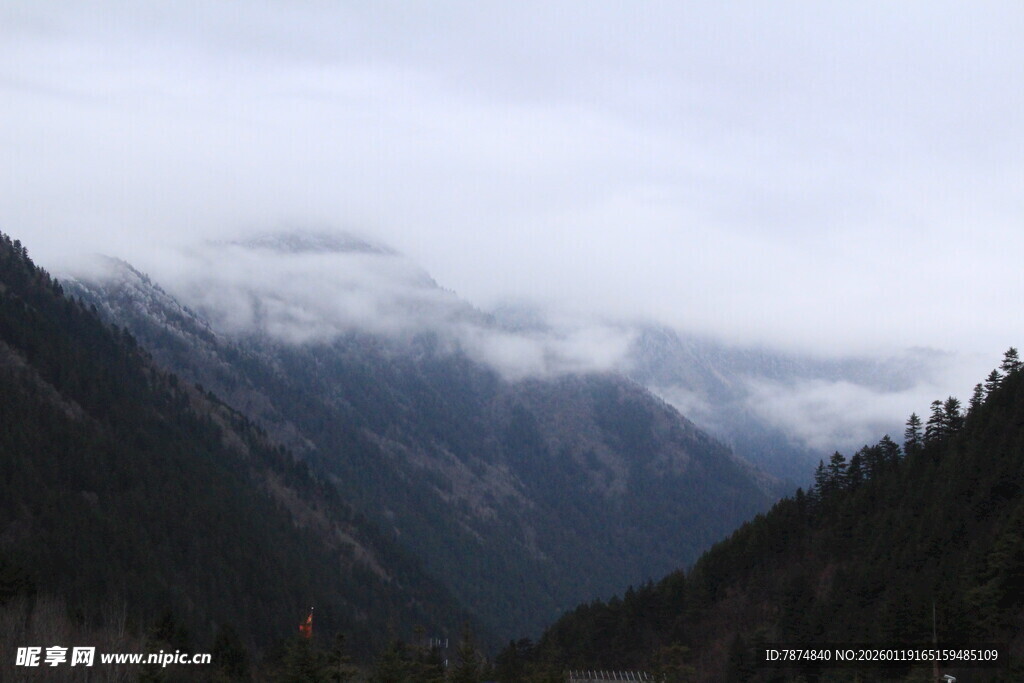 云雾缭绕的山间美景