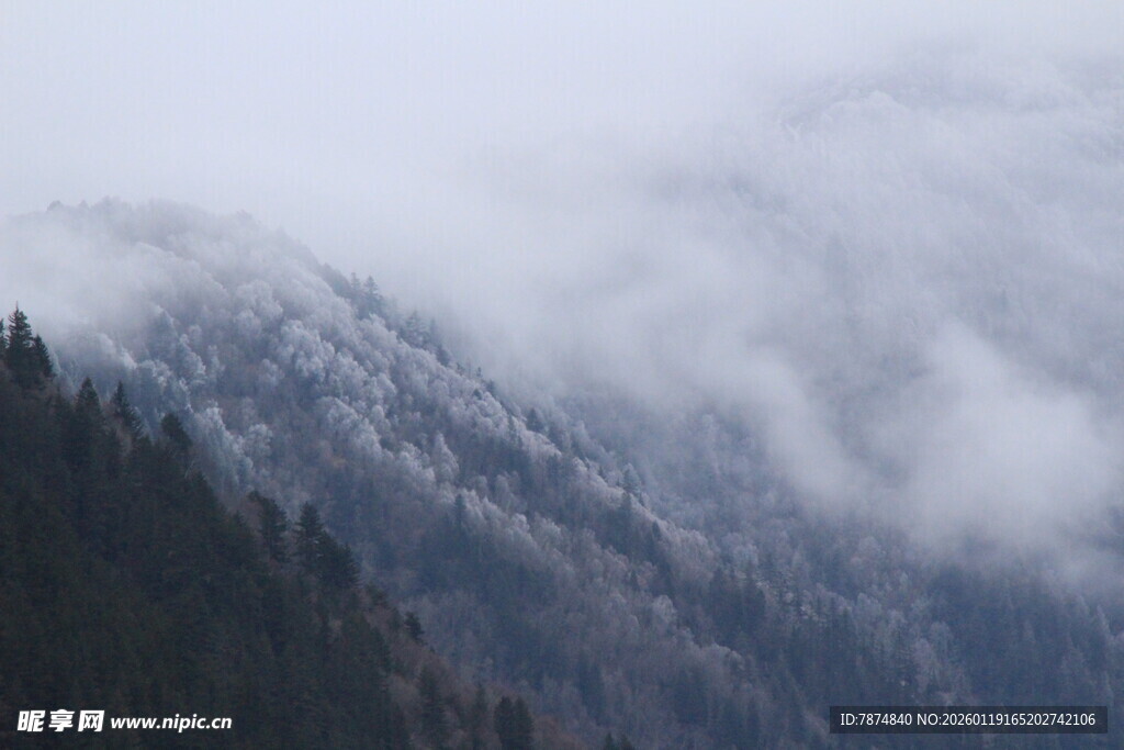 云雾缭绕的山峦美景