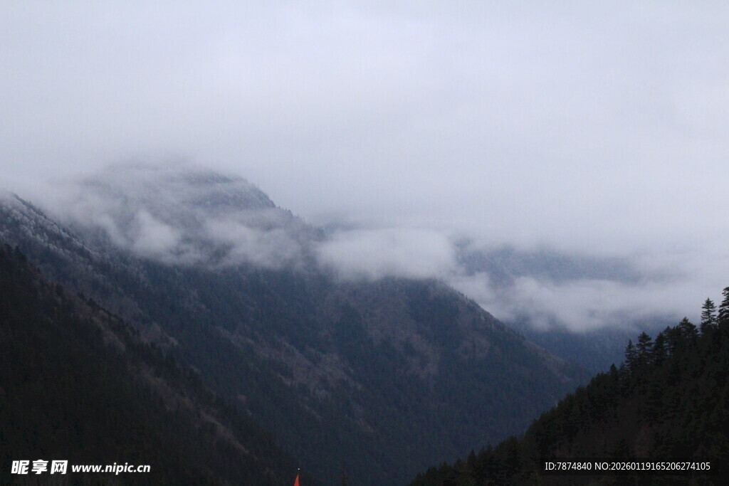 云雾缭绕的山间美景