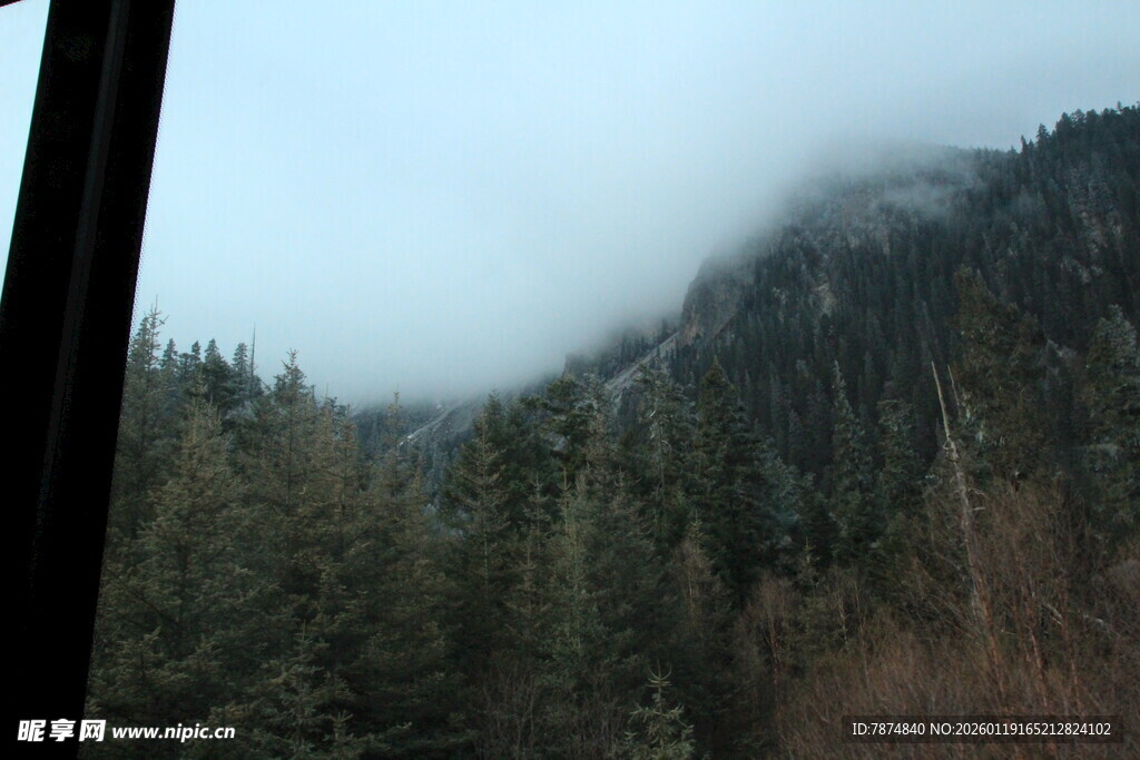 车窗视角的山林云雾景