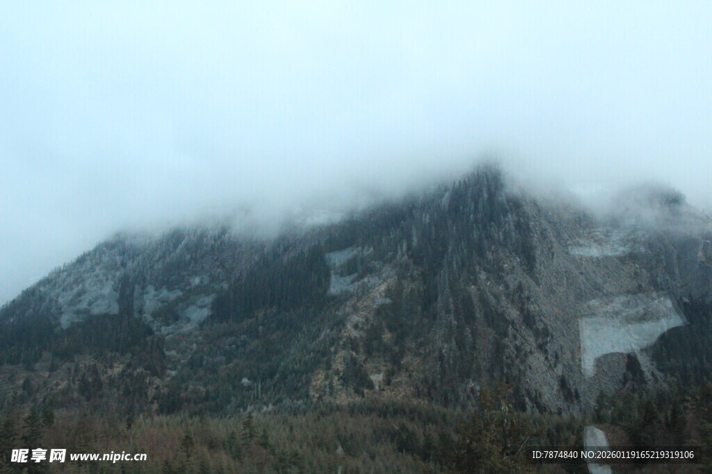 云雾缭绕的巍峨山峰