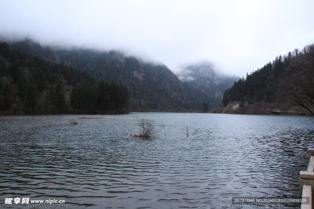 云雾缭绕的静谧山间湖泊