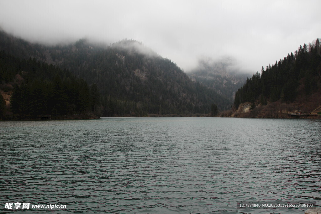 云雾缭绕的静谧山水湖景
